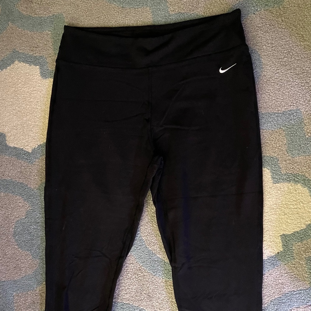 Nike Go Women's Firm-Support High-Waisted Capri Leggings